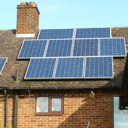 El oficial de conservación le pide al dueño de la casa que retire los paneles solares€
€