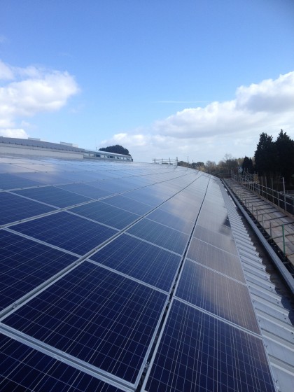 La estrategia solar da un gran impulso a los paneles solares en tejados grandes no domésticos€
€