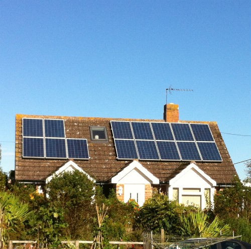 La tarifa de alimentación para la energía solar fotovoltaica cae, pero aumenta el ROI€
€
