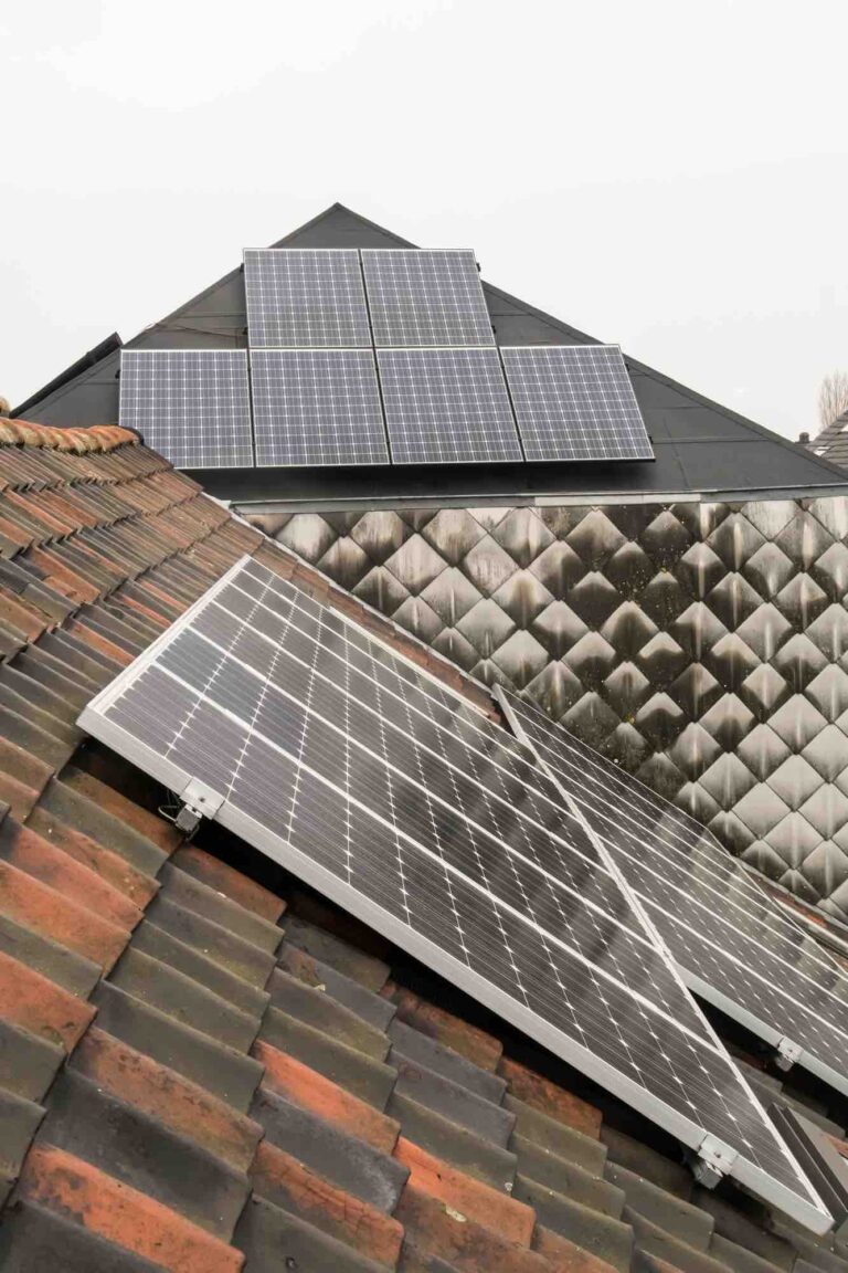 ¿La instalación de paneles solares provocará goteras en el techo?