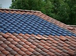 ¿Hay tejas solares fotovoltaicas que combinen con los techos de arcilla?€
€