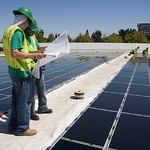 ¿Por qué no hay más paneles solares en los techos industriales?€
€