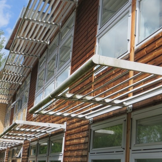 ¿Qué importancia tiene la protección solar para el diseño de edificios con energía solar pasiva?€
€